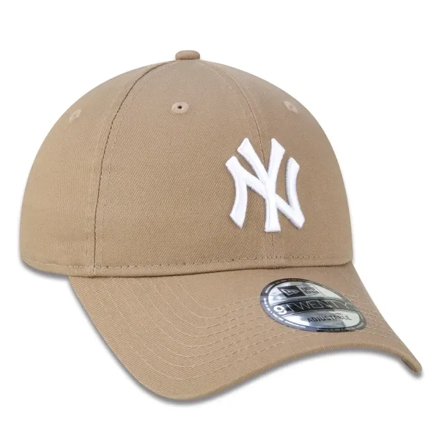 Boné New Era 9Twenty New York Yankees cor kaki vista lateral direita com aba curva